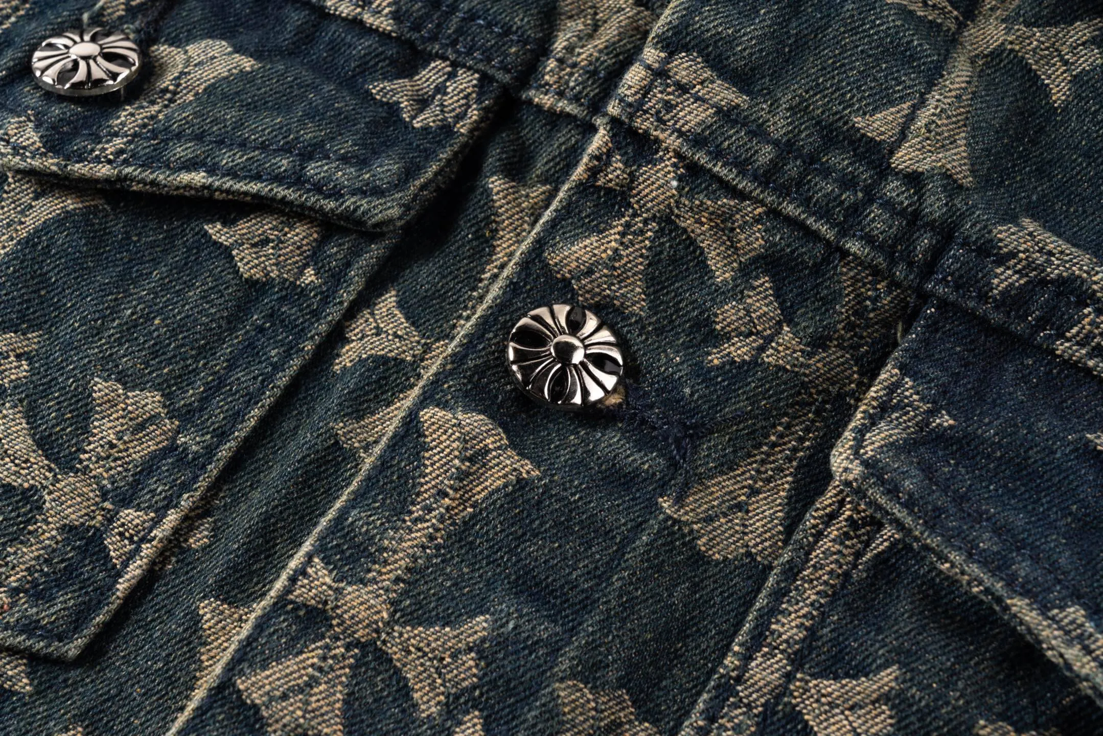 P240 Chrome Hearts | Chrome Hearts CH all-over printed jacquard denim jacket - 2024 autumn new product, the same style as the Internet celebrity star's cross-printed denim jacket, with unique cross design elements and all-over printing, full of design sense. It is made of 100% denim cotton fabric with heavy coarse yarn count, which ensures a stiff and tough silhouette while being soft, comfortable and breathable. The lapel is designed with silver buttons and is full of texture.  The classic dark yellow cross logo is all over the dress. It is generous and full of personality without being exaggerated. It is a perfect versatile style for spring and summer!    Custom hardware! Same style for couples!  Three standards are complete, the same style for men and women, non-market ordinary version, feel free to compare, the quality is absolutely guaranteed. Style number: 1651# Color: blue Size: S M L XL